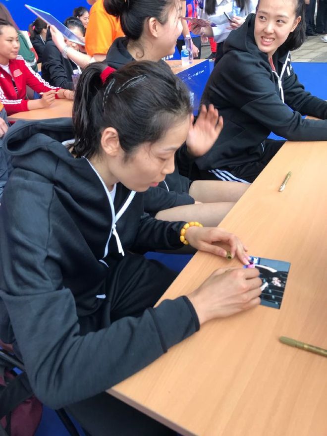 爱游戏网页版 -多特蒙德训练开放日，今晚更衣室发声引欢呼，足总杯在即，医务组通报恢复 