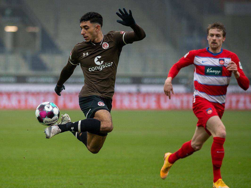 窗口期体能课后,阿贾克斯防线松动备战德国杯,震撼外界,轮换策略成焦点 窗口期体能课后,阿贾克斯防线松动备战德国杯,震撼外界,轮换策略成焦点