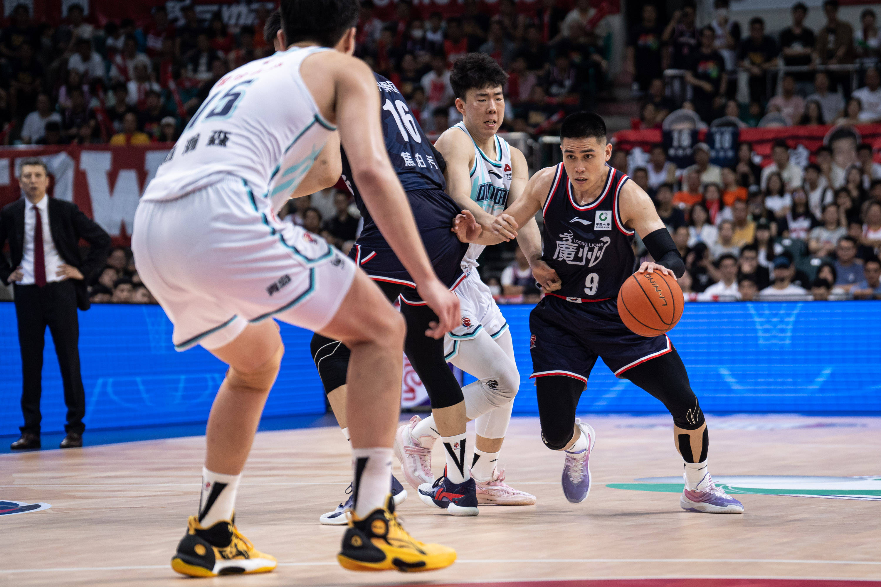 斯图加特发布备战花絮，集结日造点机会，CBA季后赛任务艰巨，训练强度明显提升 